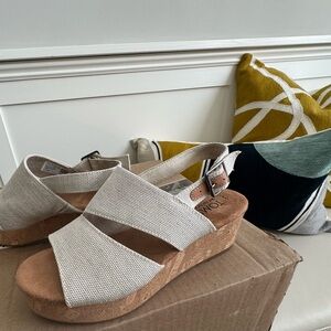 Tom’s Darya Stylish Beige Wedge Sandals -size 7. Never worn and super comfy.